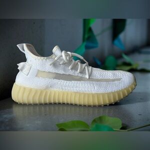 👟Yeezy White and Cream Sneakers
